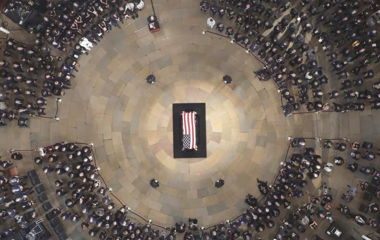 John McCain nằm dưới vòm Điện Capitol, người mẹ 106 tuổi tiễn đưa