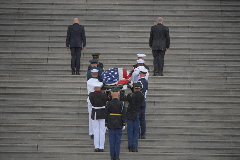 John McCain nằm dưới vòm Điện Capitol, người mẹ 106 tuổi tiễn đưa