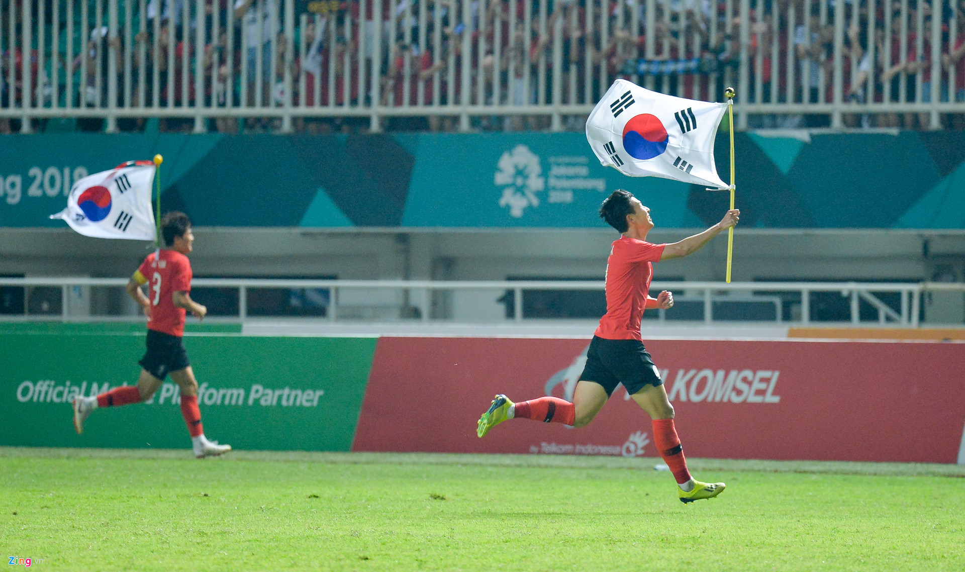 Son Heung-min cầm cờ Hàn Quốc, nhảy sung sướng khi nhận HCV