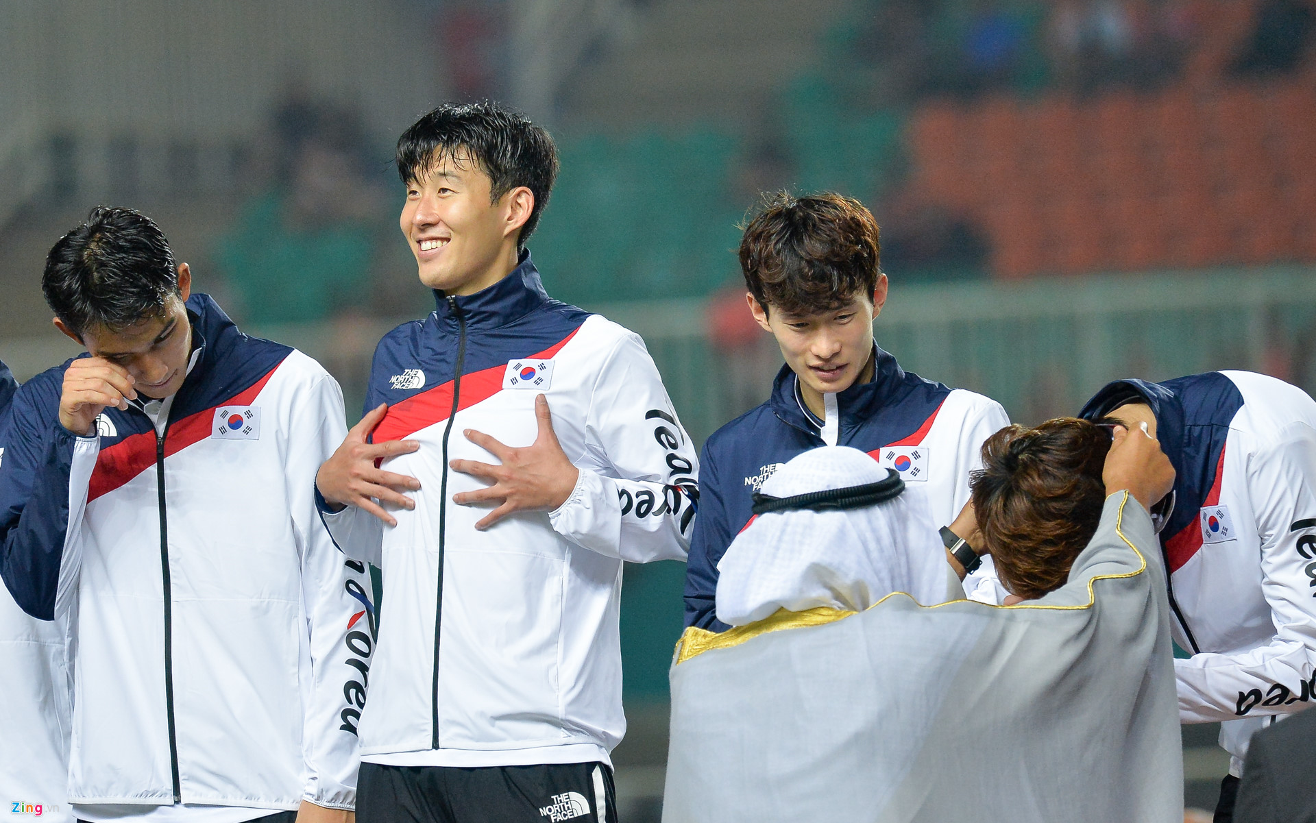 Son Heung-min cầm cờ Hàn Quốc, nhảy sung sướng khi nhận HCV