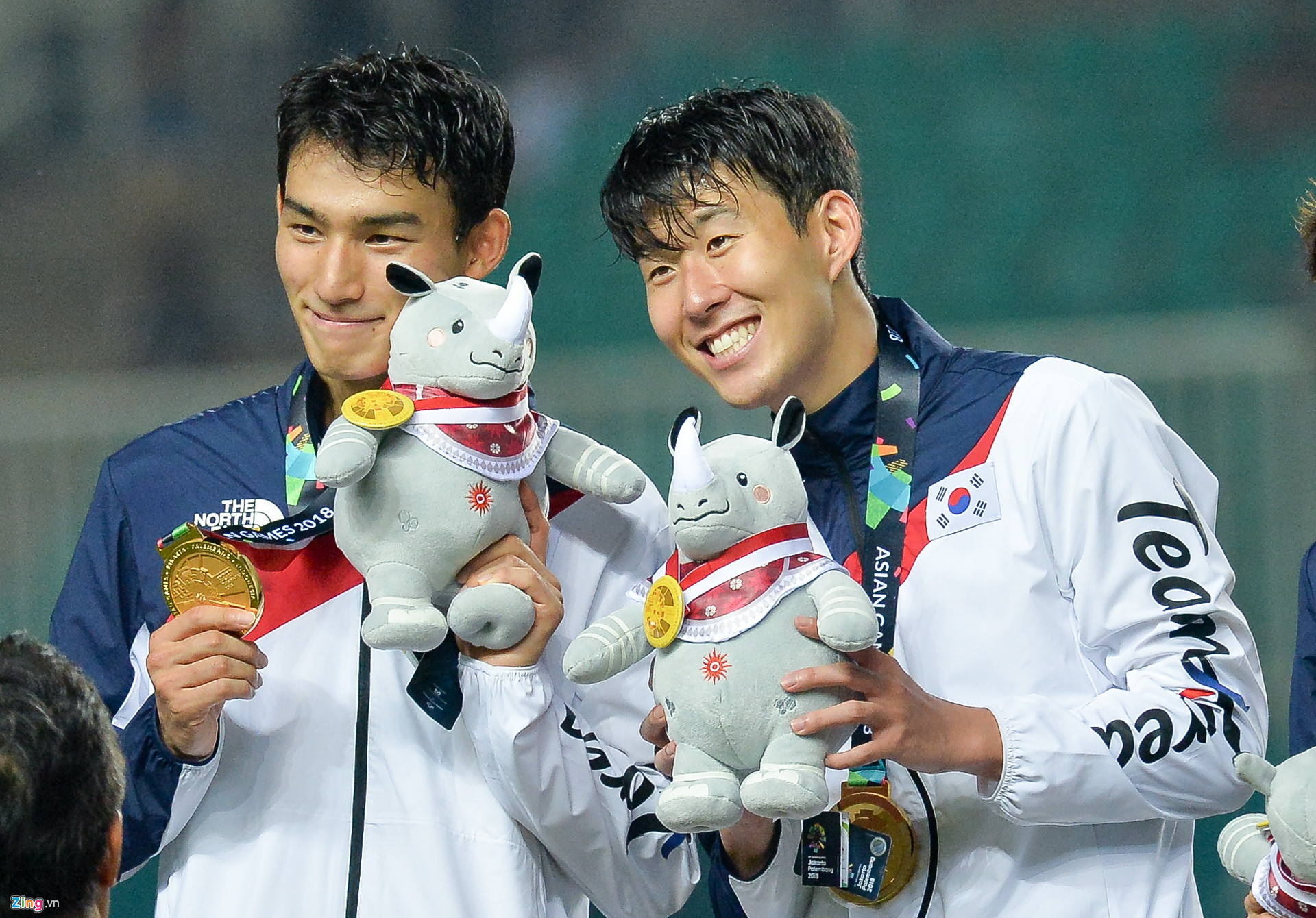 Son Heung-min cầm cờ Hàn Quốc, nhảy sung sướng khi nhận HCV