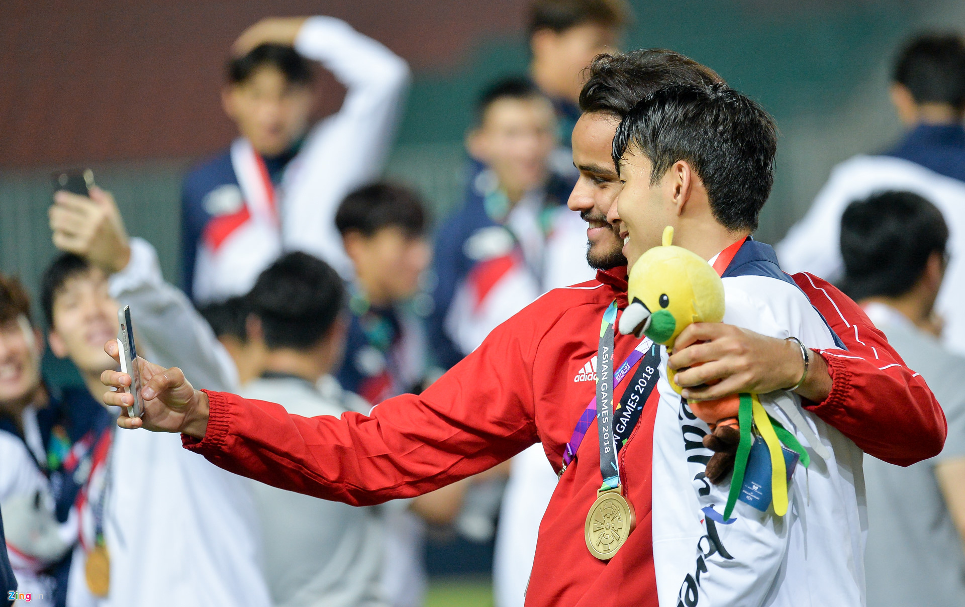 Son Heung-min cầm cờ Hàn Quốc, nhảy sung sướng khi nhận HCV