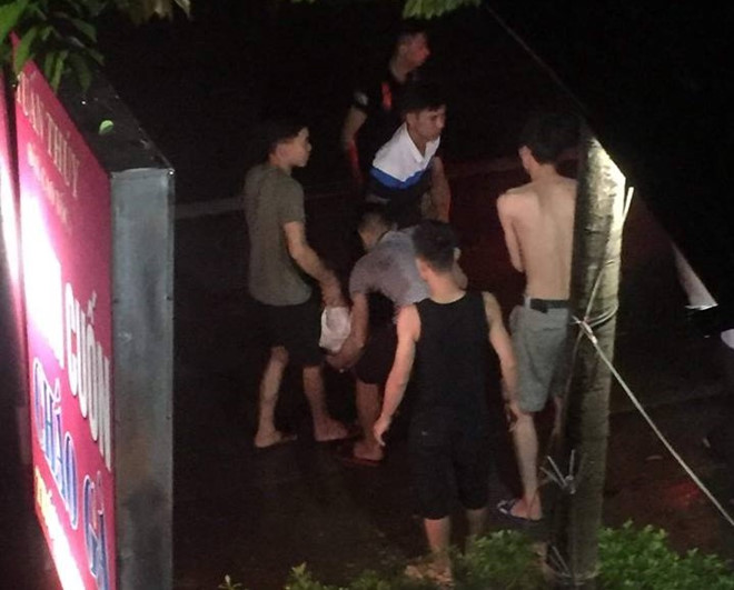 Khởi tố bị can vụ án giết người từ cái vỗ mông