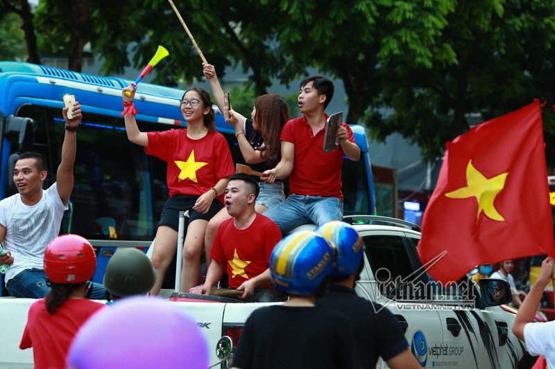 Rầm rầm khắp phố Hà Nội hát vang dù U23 thua