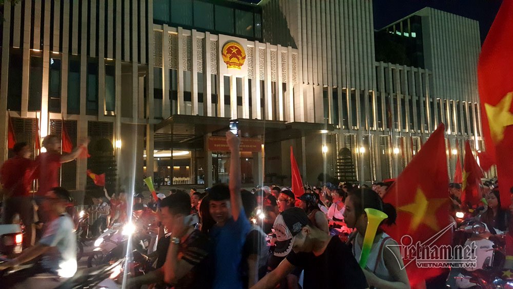 Rầm rầm khắp phố Hà Nội hát vang dù U23 thua