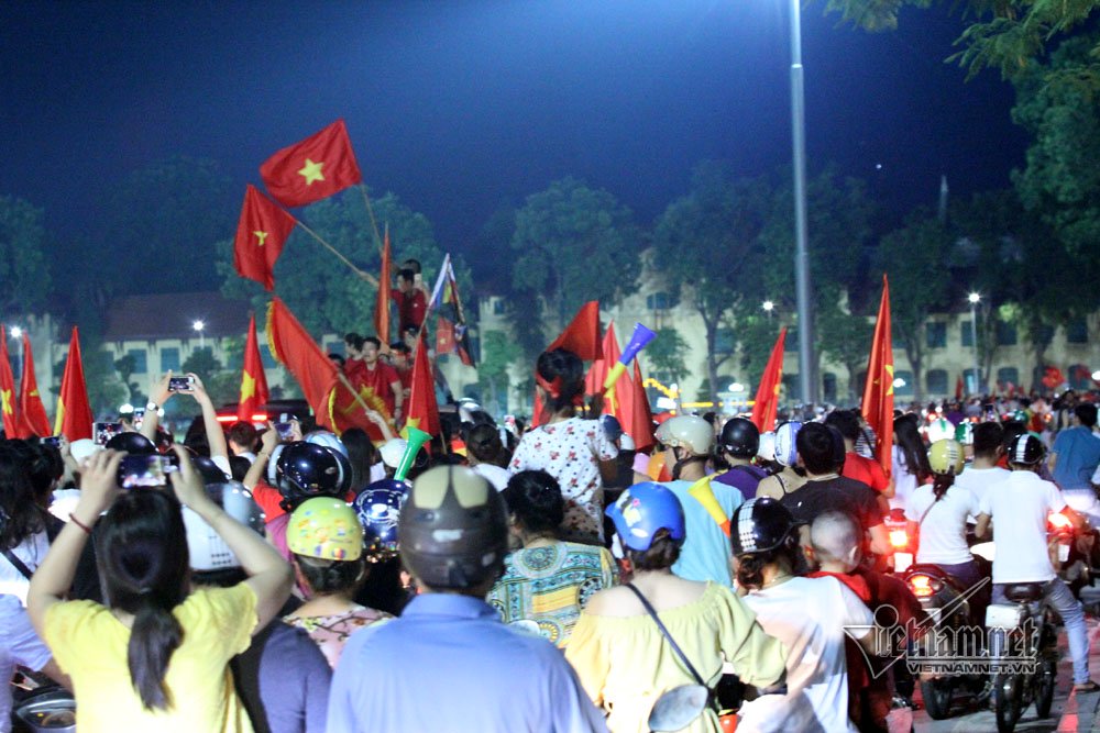 Rầm rầm khắp phố Hà Nội hát vang dù U23 thua