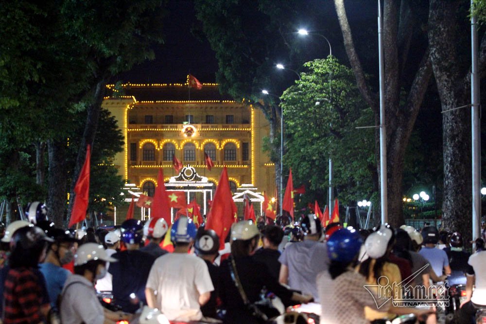 Rầm rầm khắp phố Hà Nội hát vang dù U23 thua