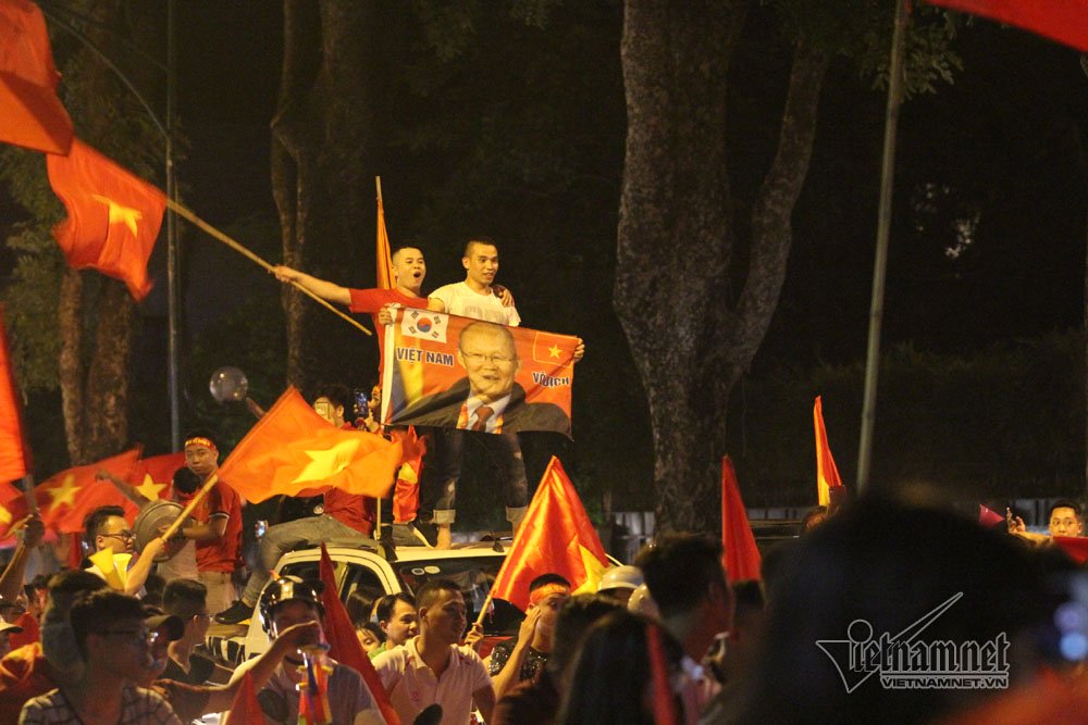 Rầm rầm khắp phố Hà Nội hát vang dù U23 thua