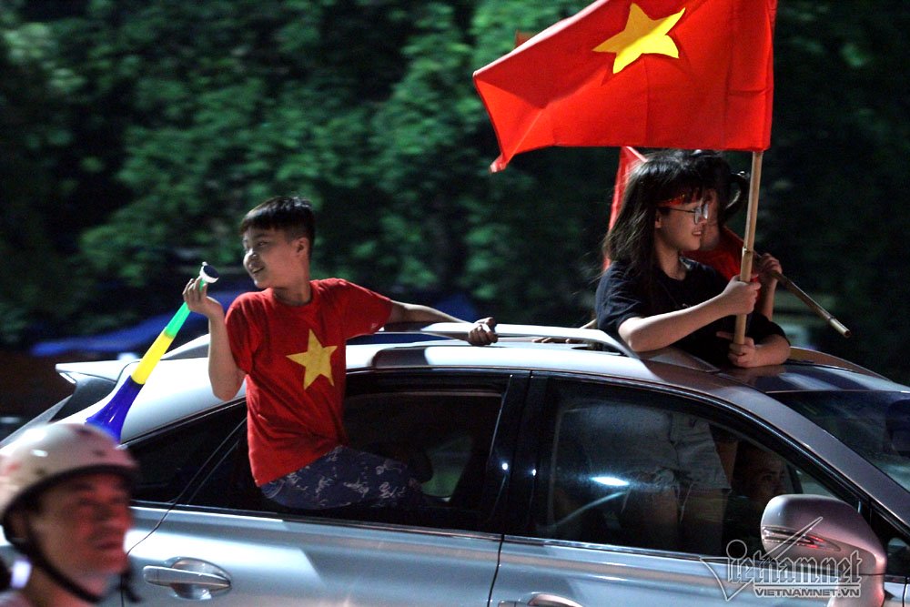 Rầm rầm khắp phố Hà Nội hát vang dù U23 thua