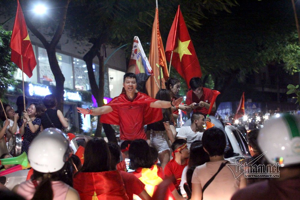 Rầm rầm khắp phố Hà Nội hát vang dù U23 thua