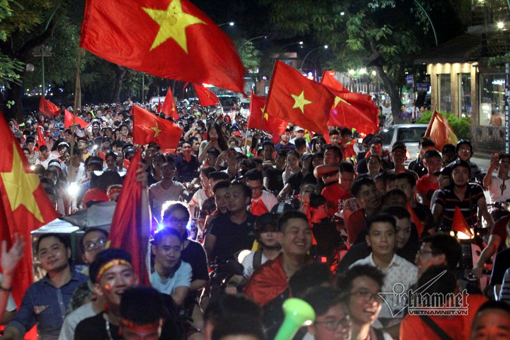 Rầm rầm khắp phố Hà Nội hát vang dù U23 thua