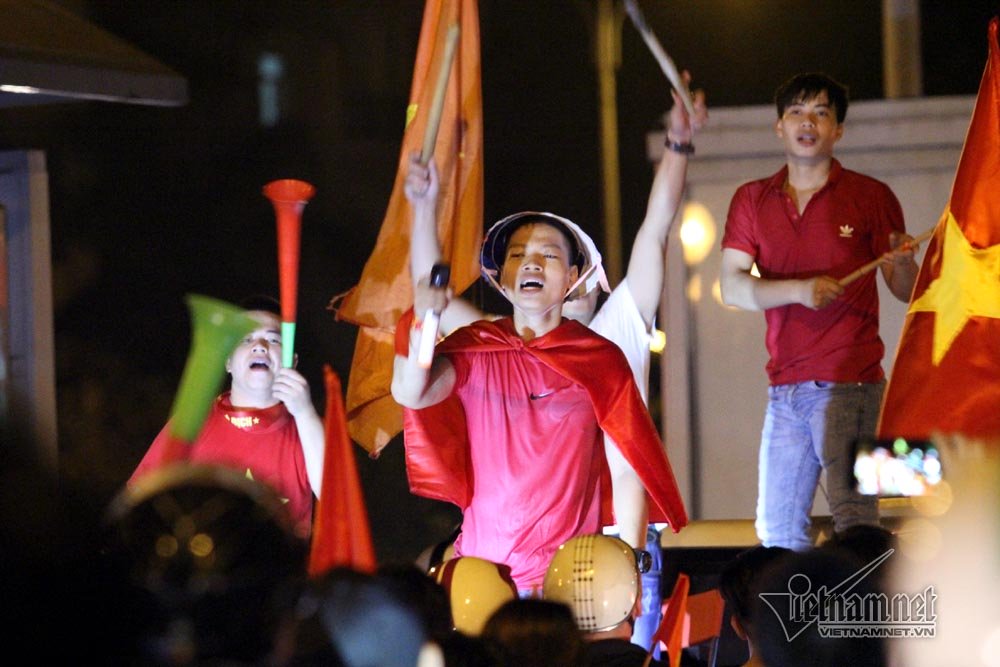 Rầm rầm khắp phố Hà Nội hát vang dù U23 thua