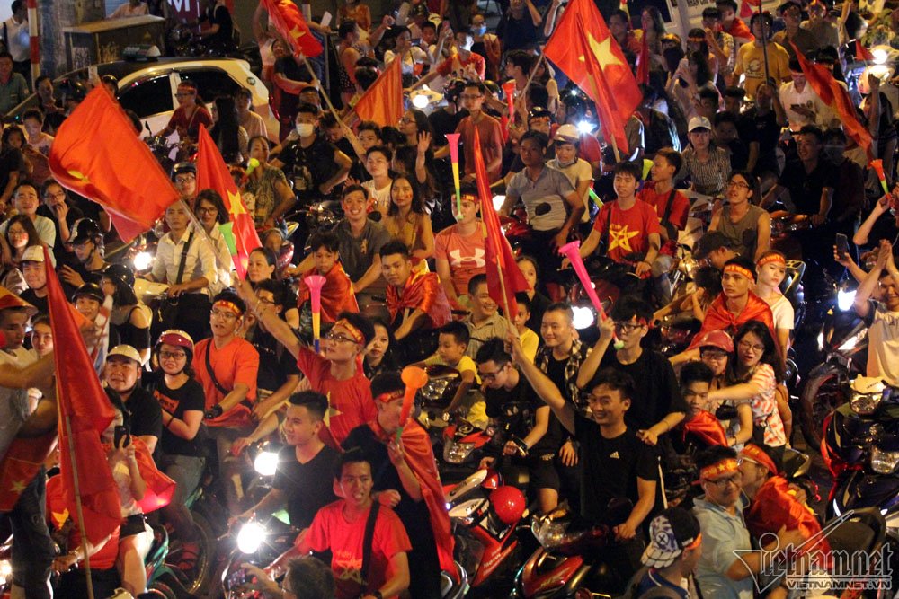 Rầm rầm khắp phố Hà Nội hát vang dù U23 thua