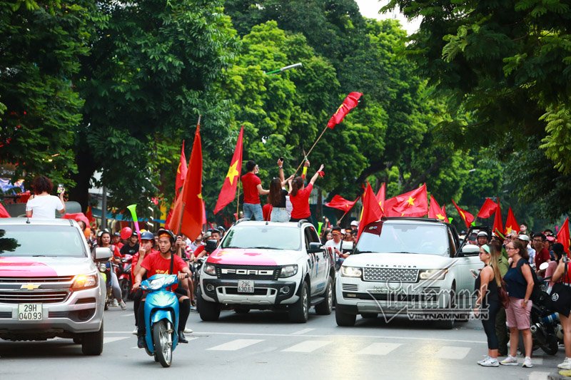 Rầm rầm khắp phố Hà Nội hát vang dù U23 thua