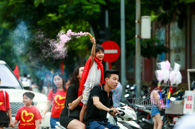 Rầm rầm khắp phố Hà Nội hát vang dù U23 thua