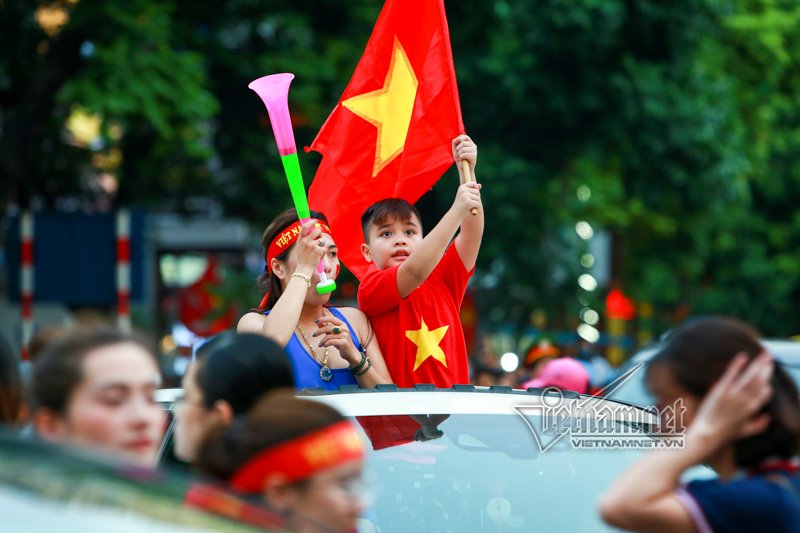 Rầm rầm khắp phố Hà Nội hát vang dù U23 thua