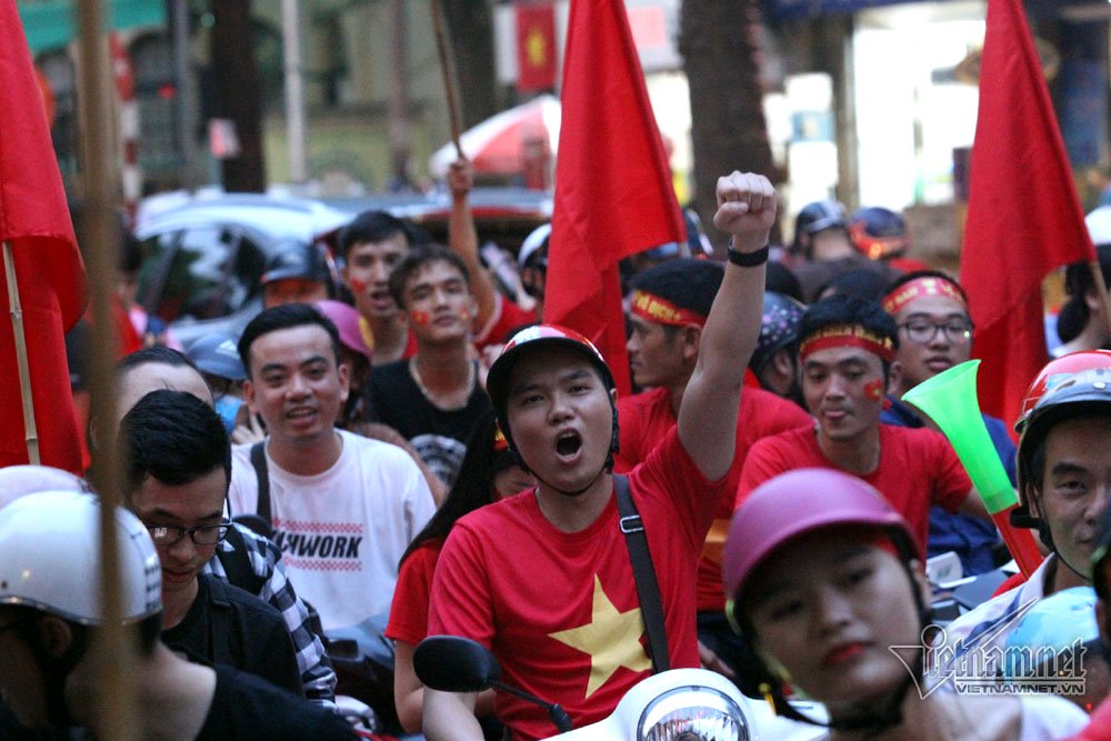 Rầm rầm khắp phố Hà Nội hát vang dù U23 thua
