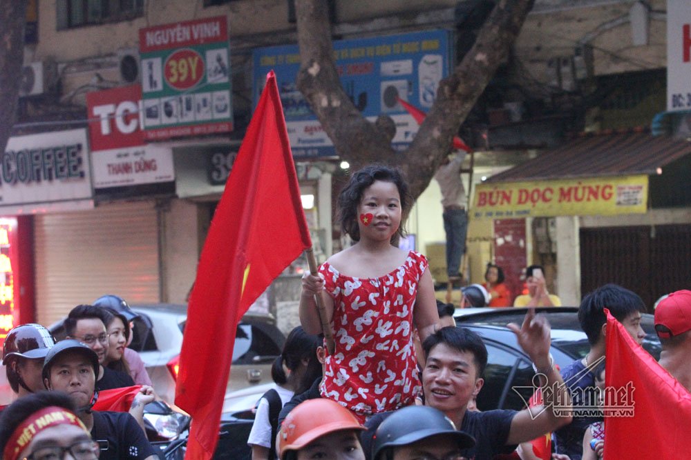 Rầm rầm khắp phố Hà Nội hát vang dù U23 thua