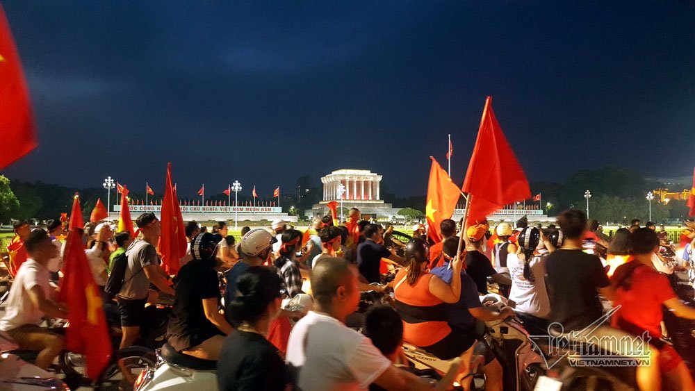 Rầm rầm khắp phố Hà Nội hát vang dù U23 thua