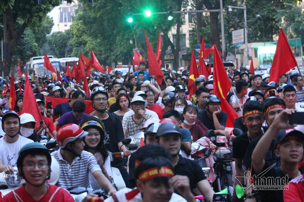 Rầm rầm khắp phố Hà Nội hát vang dù U23 thua
