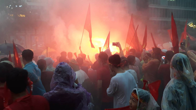 Người Sài Gòn nổi lửa giữa mưa ở phố đi bộ Nguyễn Huệ cổ vũ U23 Việt Nam