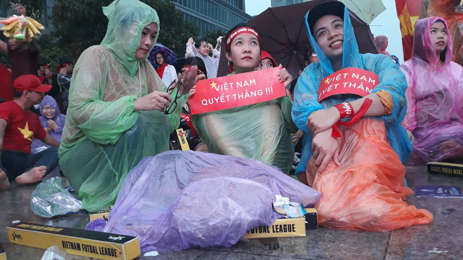 Người Sài Gòn nổi lửa giữa mưa ở phố đi bộ Nguyễn Huệ cổ vũ U23 Việt Nam