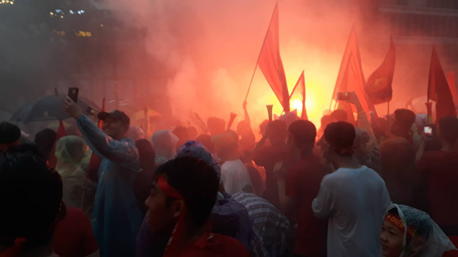 Người Sài Gòn nổi lửa giữa mưa ở phố đi bộ Nguyễn Huệ cổ vũ U23 Việt Nam