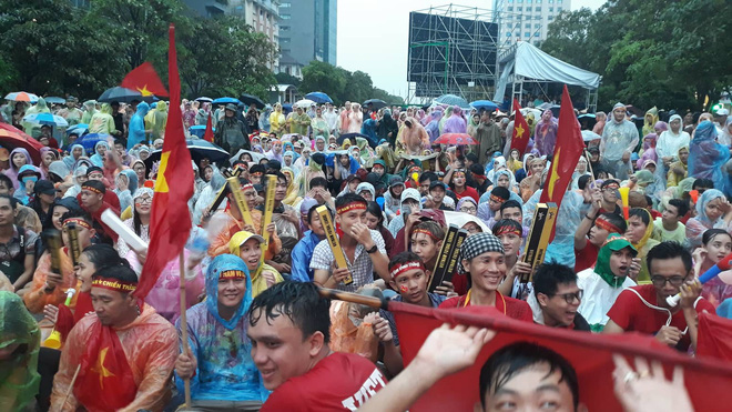 Người Sài Gòn nổi lửa giữa mưa ở phố đi bộ Nguyễn Huệ cổ vũ U23 Việt Nam