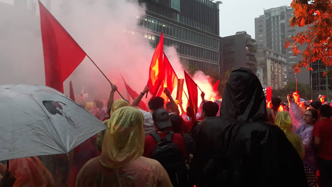 Người Sài Gòn nổi lửa giữa mưa ở phố đi bộ Nguyễn Huệ cổ vũ U23 Việt Nam