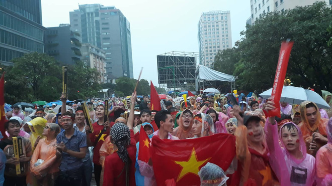 Người Sài Gòn nổi lửa giữa mưa ở phố đi bộ Nguyễn Huệ cổ vũ U23 Việt Nam