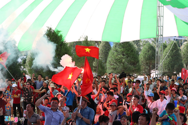 Hàng triệu cổ động viên lặng người sau loạt penalty cân não