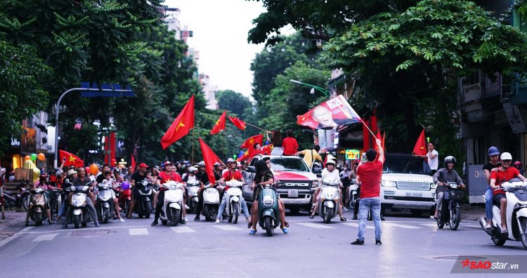 Không sao cả! Hàng nghìn CĐV vẫn xuống đường đi bão, cổ vũ cho tinh thần chiến đấu hết mình của Olympic Việt Nam