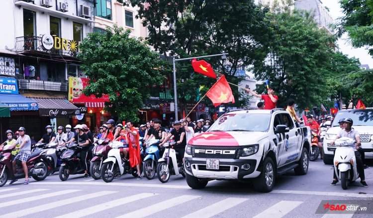 Không sao cả! Hàng nghìn CĐV vẫn xuống đường đi bão, cổ vũ cho tinh thần chiến đấu hết mình của Olympic Việt Nam