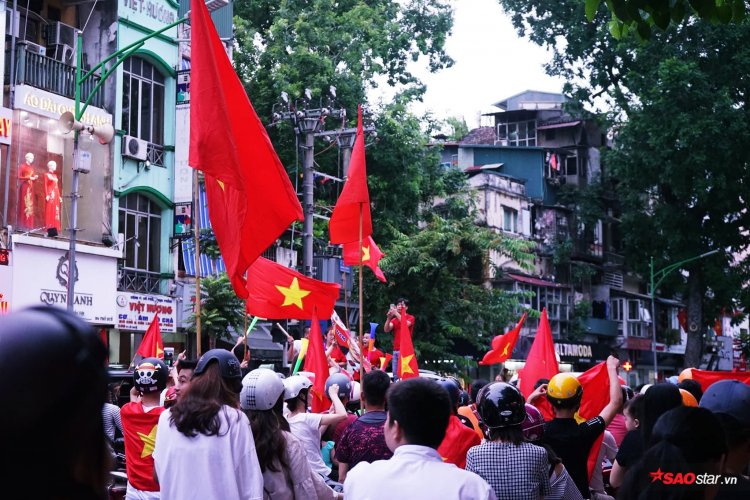 Không sao cả! Hàng nghìn CĐV vẫn xuống đường đi bão, cổ vũ cho tinh thần chiến đấu hết mình của Olympic Việt Nam