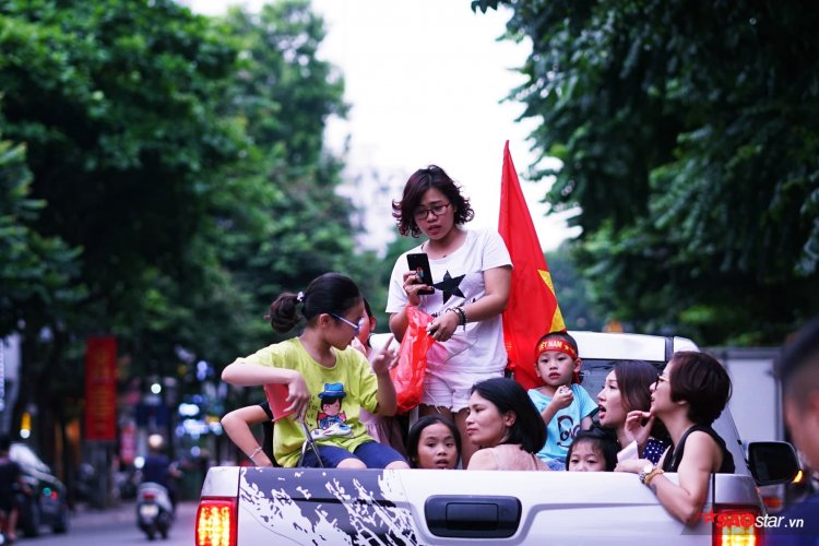 Không sao cả! Hàng nghìn CĐV vẫn xuống đường đi bão, cổ vũ cho tinh thần chiến đấu hết mình của Olympic Việt Nam