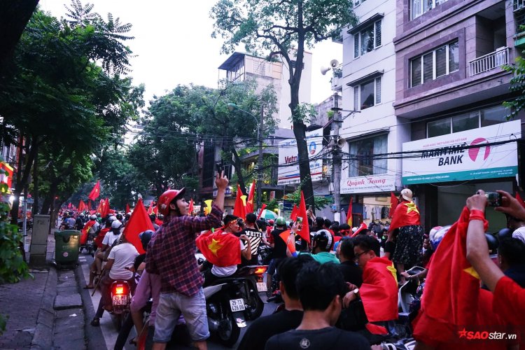 Không sao cả! Hàng nghìn CĐV vẫn xuống đường đi bão, cổ vũ cho tinh thần chiến đấu hết mình của Olympic Việt Nam