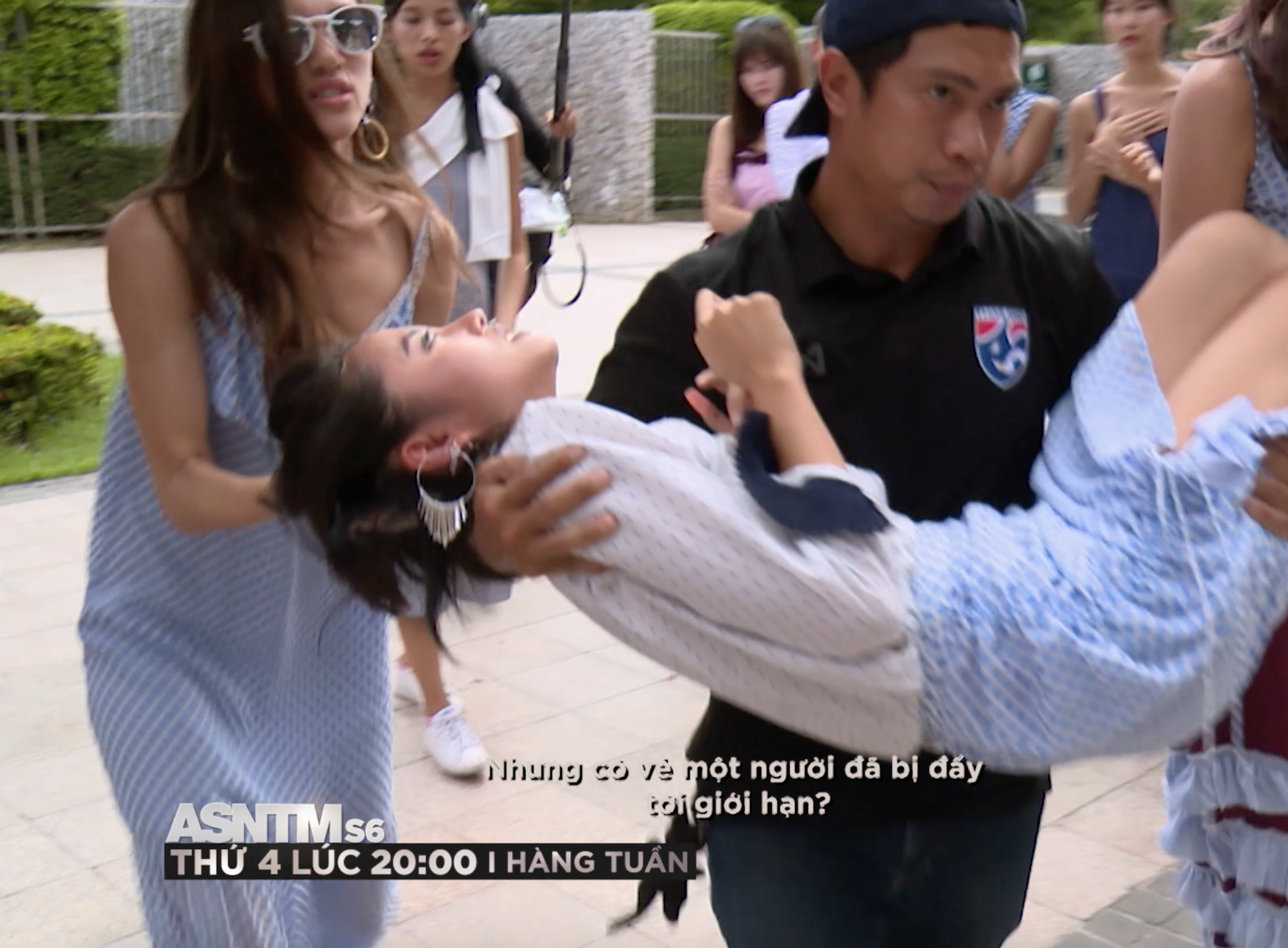 Asias Next Top Model tập 3: Sau khi khóc lóc vì bị cắt tóc ngắn, Rima Thanh Vy tiếp tục ngất trong buổi chụp hình