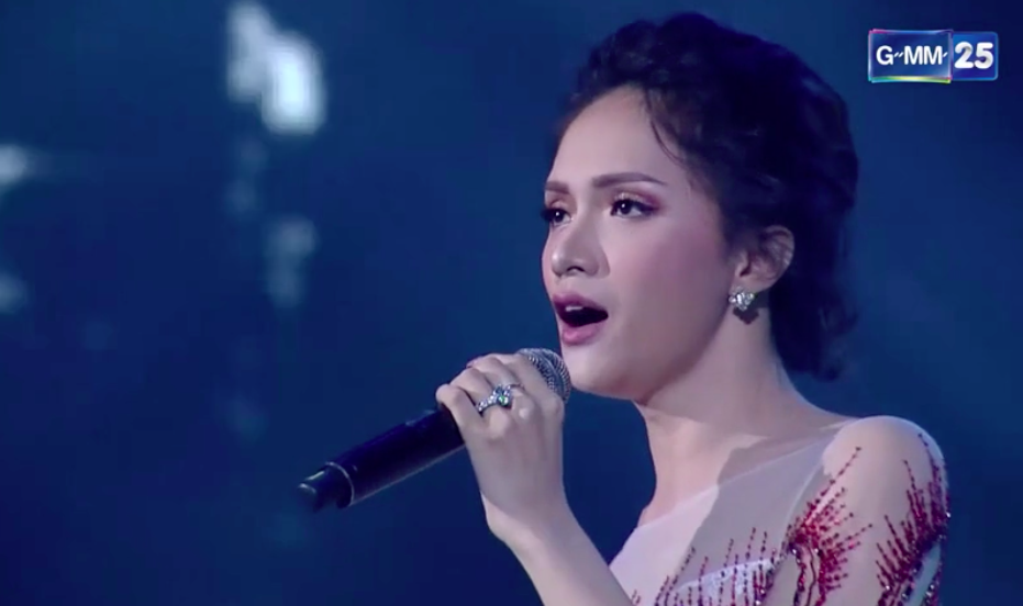 Hương Giang tự tin show giọng với hit khủng Never Enough tại Hoa hậu Chuyển giới Hoàn vũ Thái Lan