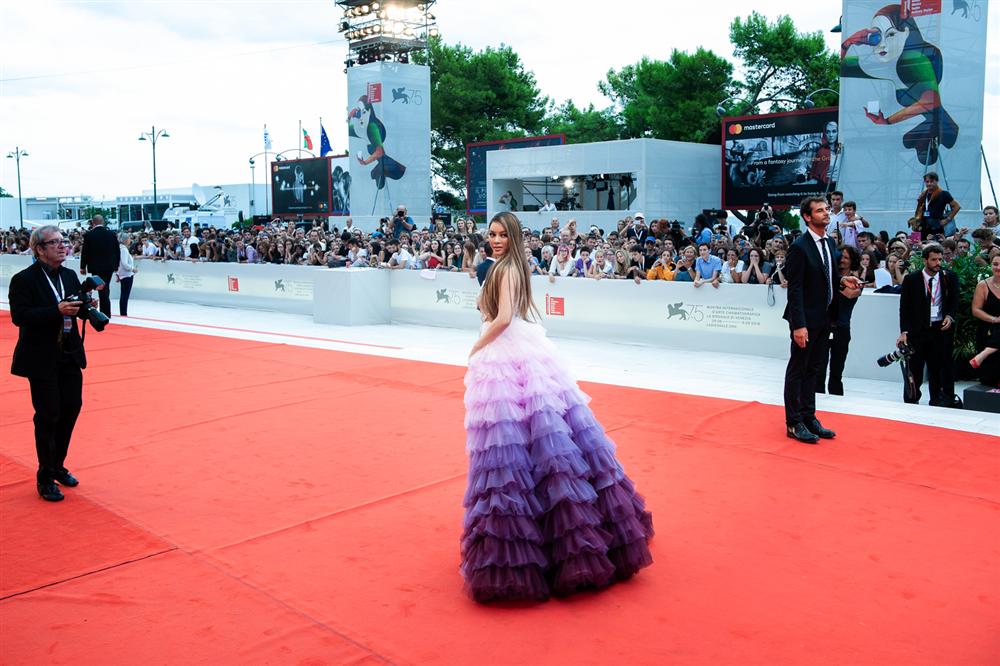 Đi tranh Sư tử vàng tại liên hoan phim Venice, Lý Nhã Kỳ được truyền thông quốc tế bao vây Đi tranh Sư tử vàng tại liên hoan phim Venice, Lý Nhã Kỳ được truyền thông quốc tế bao vây