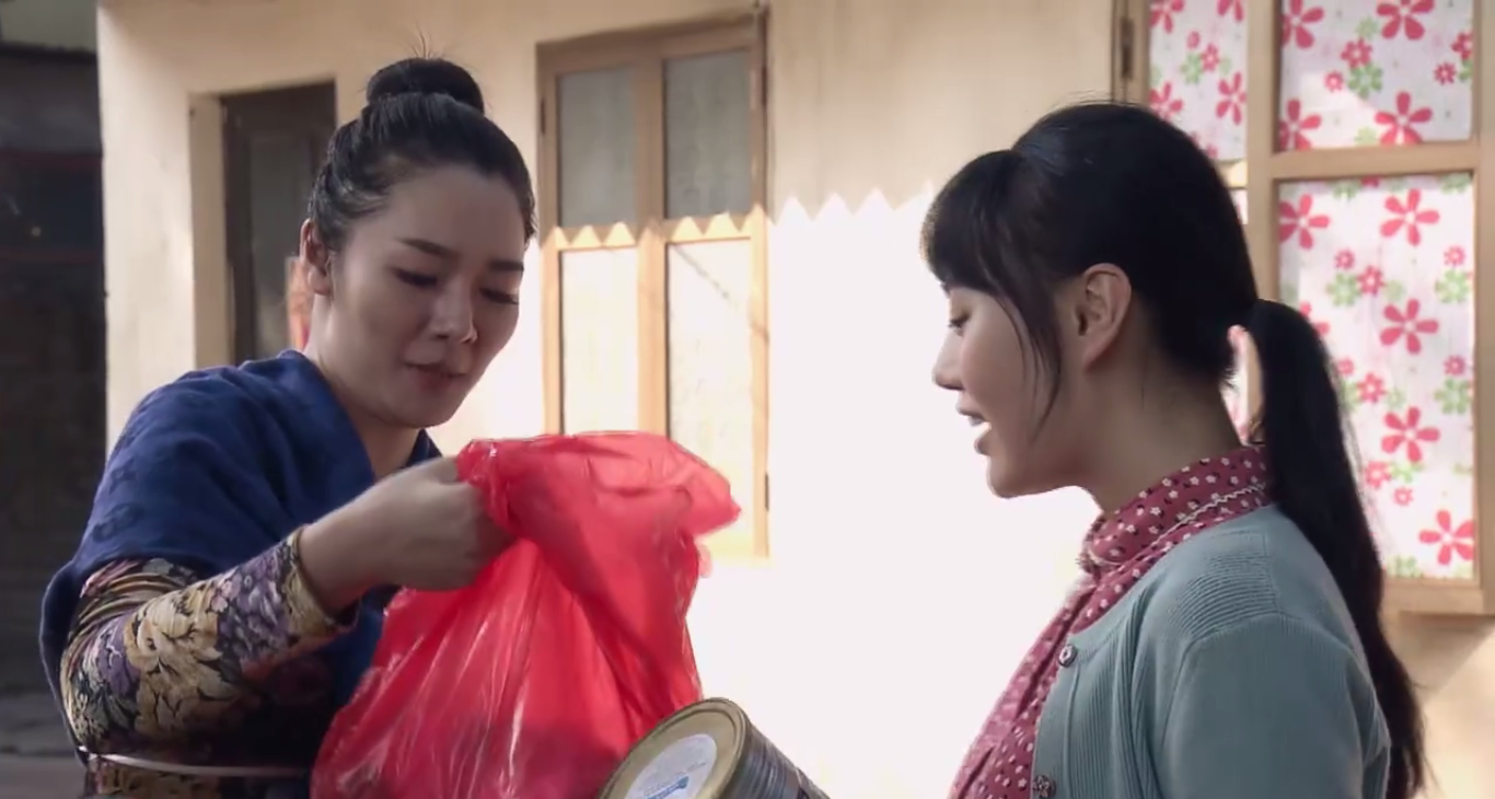 Phim Quỳnh Búp Bê: Cảm động trước phân cảnh ăn Tết ngành của xóm trọ Thiên Thai