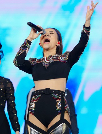 Ngỡ ngàng trước màn biến hóa trang phục của Tóc Tiên, và đu dây của Thu Minh Ngỡ ngàng trước màn biến hóa trang phục của Tóc Tiên, và đu dây của Thu Minh