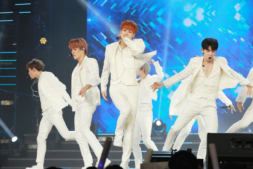 Ngỡ ngàng trước màn biến hóa trang phục của Tóc Tiên, và đu dây của Thu Minh Ngỡ ngàng trước màn biến hóa trang phục của Tóc Tiên, và đu dây của Thu Minh