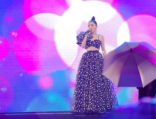 Ngỡ ngàng trước màn biến hóa trang phục của Tóc Tiên, và đu dây của Thu Minh Ngỡ ngàng trước màn biến hóa trang phục của Tóc Tiên, và đu dây của Thu Minh