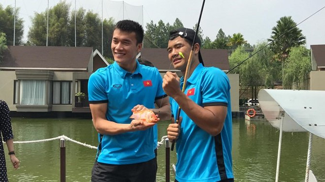 Bạn gái tin đồn sang Indonesia cổ vũ trung vệ Bùi Tiến Dũng