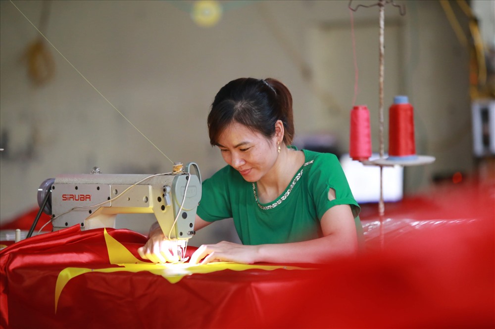 Tất bật, rộn ràng trong gia đình 4 đời may cờ Tổ quốc trước Quốc khánh 2.9