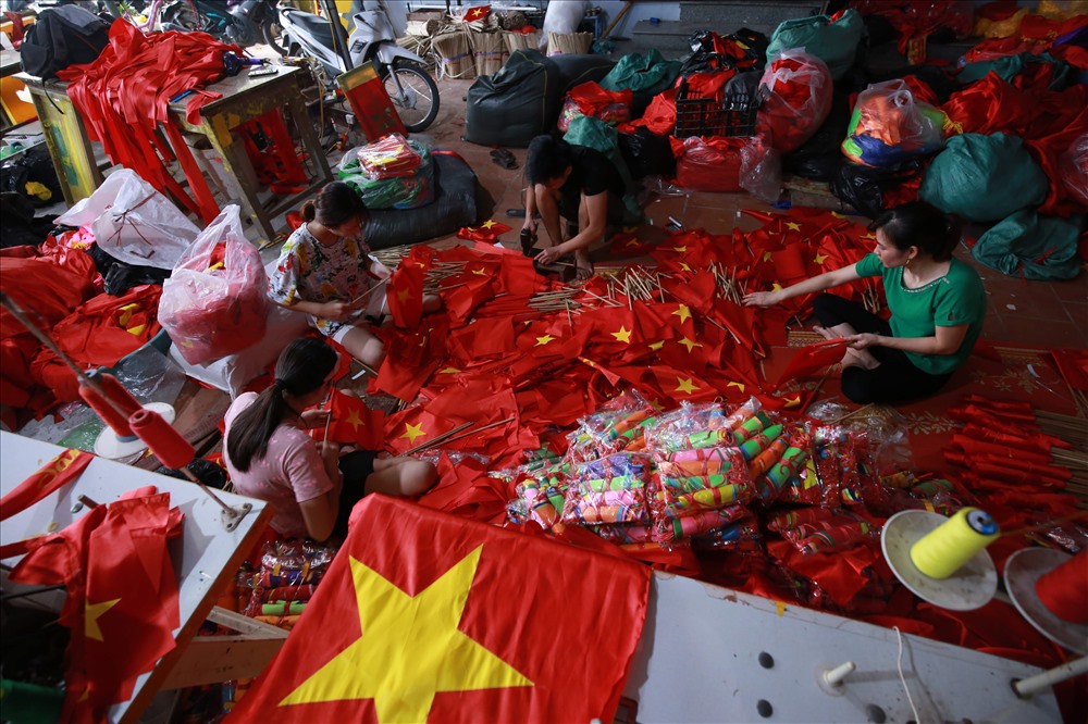 Tất bật, rộn ràng trong gia đình 4 đời may cờ Tổ quốc trước Quốc khánh 2.9