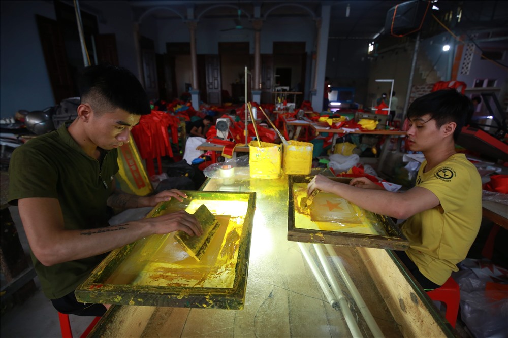 Tất bật, rộn ràng trong gia đình 4 đời may cờ Tổ quốc trước Quốc khánh 2.9