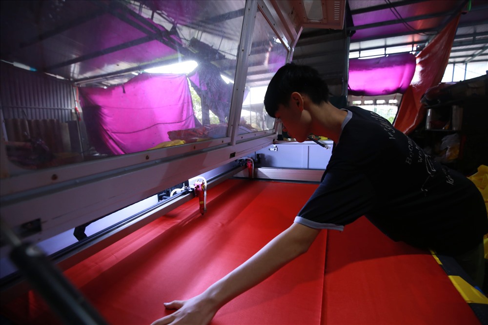 Tất bật, rộn ràng trong gia đình 4 đời may cờ Tổ quốc trước Quốc khánh 2.9