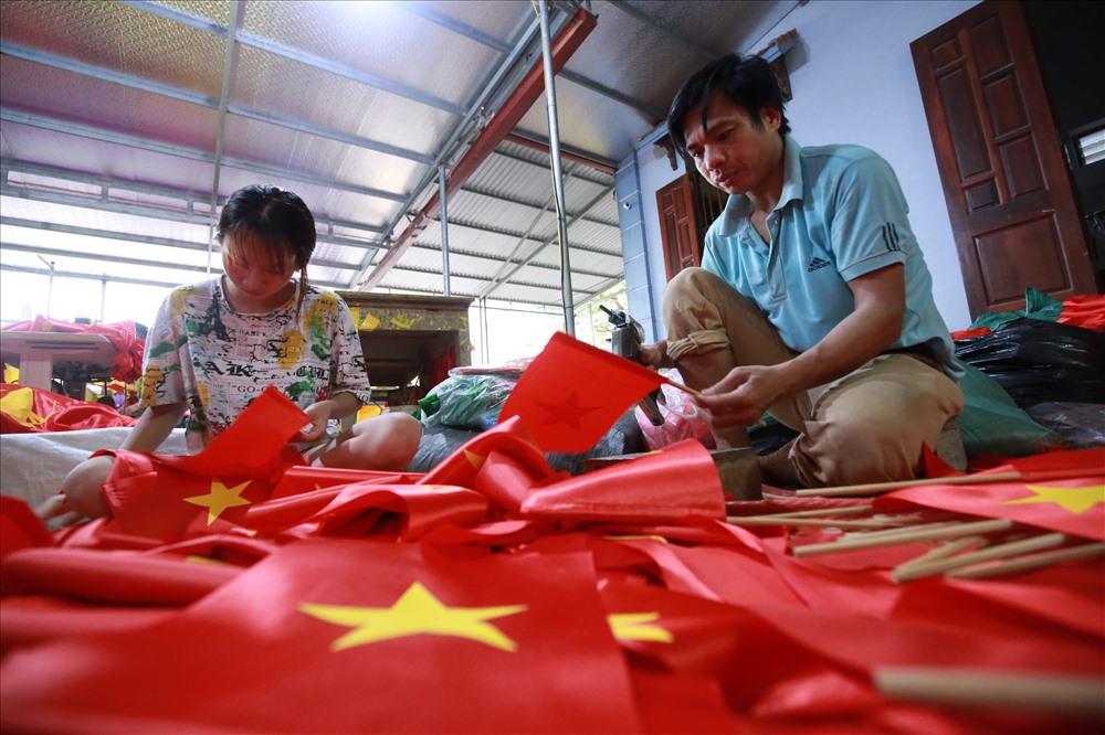 Tất bật, rộn ràng trong gia đình 4 đời may cờ Tổ quốc trước Quốc khánh 2.9