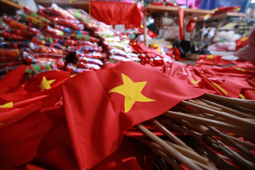 Tất bật, rộn ràng trong gia đình 4 đời may cờ Tổ quốc trước Quốc khánh 2.9